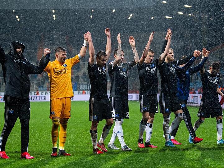 Die HSV-Spieler feiern in Bochum mit den Fans den Auswärtssieg.