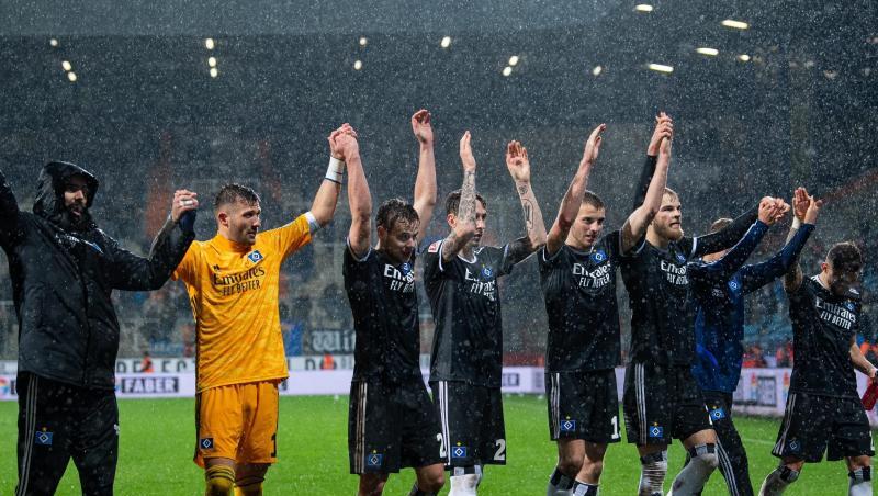 Die HSV-Spieler feiern in Bochum mit den Fans den Auswärtssieg.