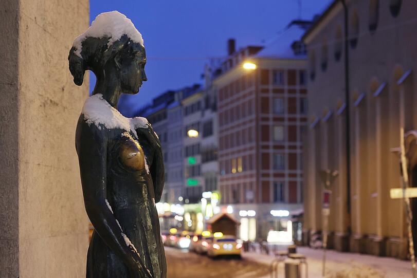 Weiße Haube, blankgewetzter Busen: die Julia.