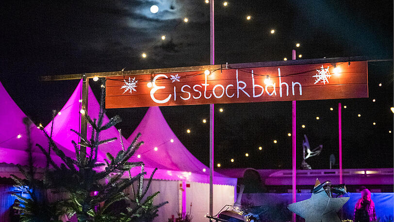 Riesen-Gaudi: Eisstockschießen auf dem Tollwood Festival.