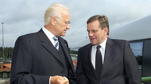 Bayerns Ministerpr&auml;sident Edmund Stoiber (CSU) mit Bahnchef Hartmut Mehdorn im September 2001 vor einem Transrapid auf der Teststrecke in Lathen im Emsland. Erf&uuml;llt sich jetzt der Wunsch von Stoiber von einer schnellen Verbindung zum M&uuml;nchner Flughafen? Allerdings ohne Transrapid.