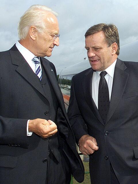 Bayerns Ministerpr&auml;sident Edmund Stoiber (CSU) mit Bahnchef Hartmut Mehdorn im September 2001 vor einem Transrapid auf der Teststrecke in Lathen im Emsland. Erf&uuml;llt sich jetzt der Wunsch von Stoiber von einer schnellen Verbindung zum M&uuml;nchner Flughafen? Allerdings ohne Transrapid.