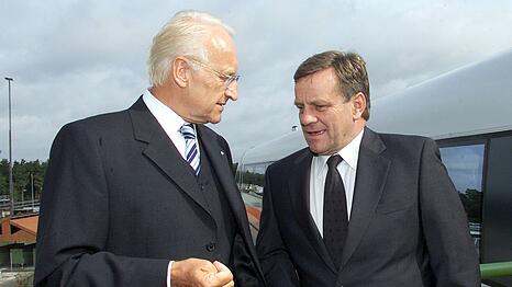 Bayerns Ministerpr&auml;sident Edmund Stoiber (CSU) mit Bahnchef Hartmut Mehdorn im September 2001 vor einem Transrapid auf der Teststrecke in Lathen im Emsland. Erf&uuml;llt sich jetzt der Wunsch von Stoiber von einer schnellen Verbindung zum M&uuml;nchner Flughafen? Allerdings ohne Transrapid.