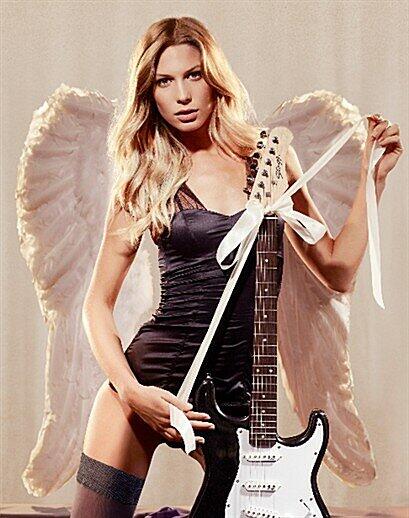So sexy ist Sarah Brandner in der neuen Kampagne von AXE. Die Bilder