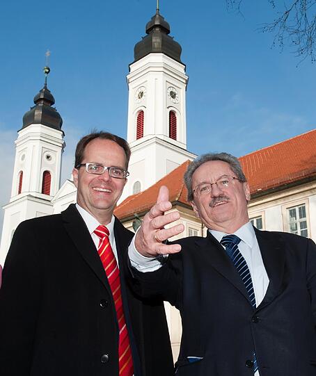 &bdquo;Bei uns ist die Stimmung gut.&ldquo; Ude sprach von vielversprechenden Jahren, die vor der SPD lägen. Aber auch Rinderspacher verwies darauf, dass bis zur Wahl im Herbst 2013 noch eine weite Wegstrecke vor den Sozialdemokraten liege. &bdquo;Es ist für uns wichtig, weiter hart zu arbeiten&ldquo;, betonte er. Rinderspacher erklärte, die SPD setze auf eine seriöse und solide Politik. Die SPD verzichte auf &bdquo;Sandkastenrhetorik&ldquo;, wie sie immer wieder von CSU-Generalsekretär Alexander Dobrindt zu vernehmen sei.
