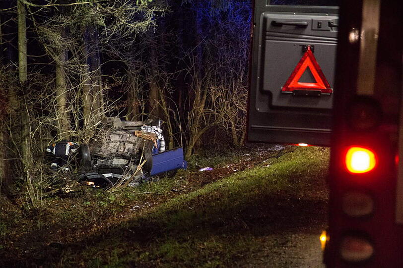 Zuerst krachte das Auto gegen einen Baum, dann überschlug es sich.