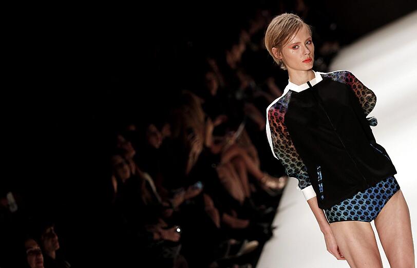 Bereits am Montag präsentierten heiße Models die Mode für das kommende Jahr.