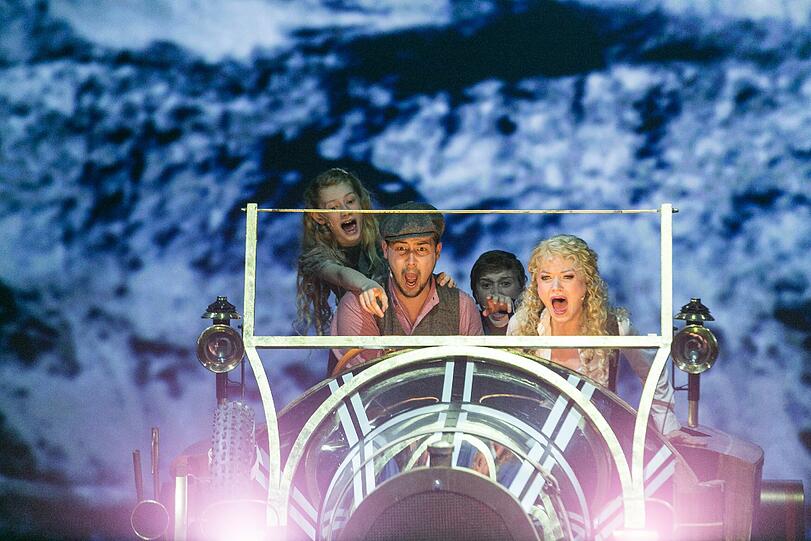 Lena Kühn als Jemima Potts, Peter Lesiak als Caractacus Potts, Florian Burgkart als Jeremy Potts und Nadine Zeintl als Truly Scrumptious