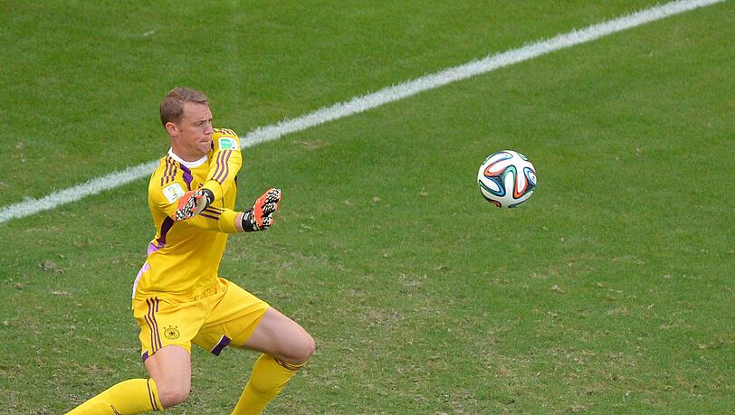 MANUEL NEUER - Note 2 - Die Schulter hält! War aber auch ein geschenktes Aufbauprogramm. Matchpraxis in einem WM-Auftakt mit Top-Parade in der Nachspielzeit gegen Ronaldos Hammer. MANUEL NEUER - Note 2 - Die Schulter hält! War aber auch ein geschenktes Aufbauprogramm. Matchpraxis in einem WM-Auftakt mit Top-Parade in der Nachspielzeit gegen Ronaldos Hammer.