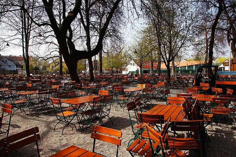 Im Hirschgarten ist Platz für 8000 Gäste - und naive Kunst.