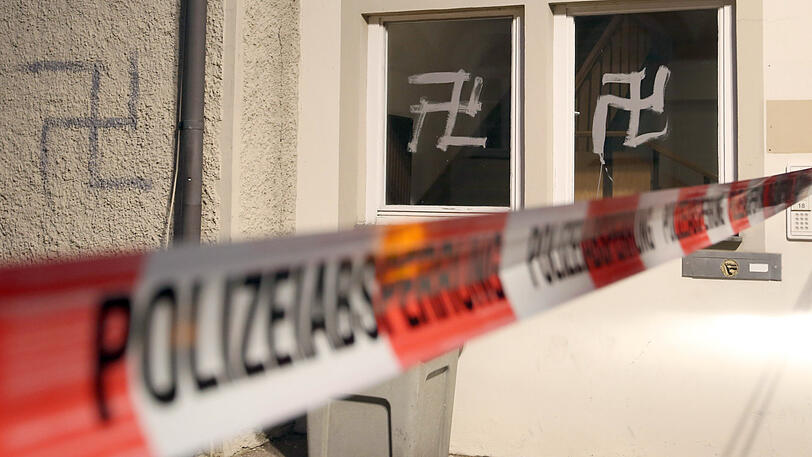 An der Tür einer Arztpraxis in Neuhausen wurde von Unbekannten ein großes Hakenkreuz aufgesprüht. (Symbolfoto)