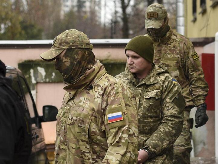 Ein ukrainischer Matrose (2.v.r.) wird von russischen Polizisten aus dem Gericht in Simferopol geleitet. 24 Seeleute sitzen derzeit in Untersuchungshaft.