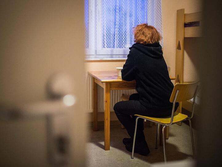 Das Symbolfoto zeigt eine Bewohnerin eines Frauenhauses.
