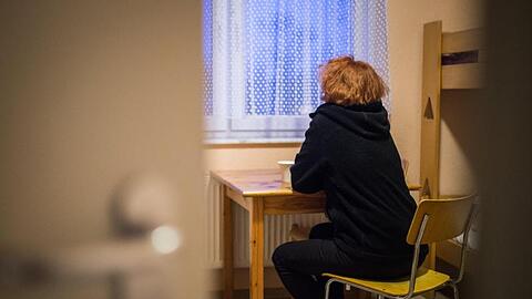 Das Symbolfoto zeigt eine Bewohnerin eines Frauenhauses.