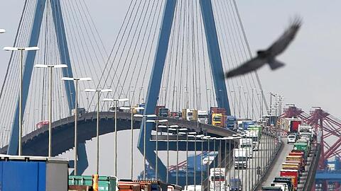 Mit Containern beladene Lastwagen stauen sich auf der Köhlbrandbrücke im Hamburger Hafen: Der Außenhandelsverband BGA hatte jüngst seine Prognose für dieses Jahr nach unten korrigiert.