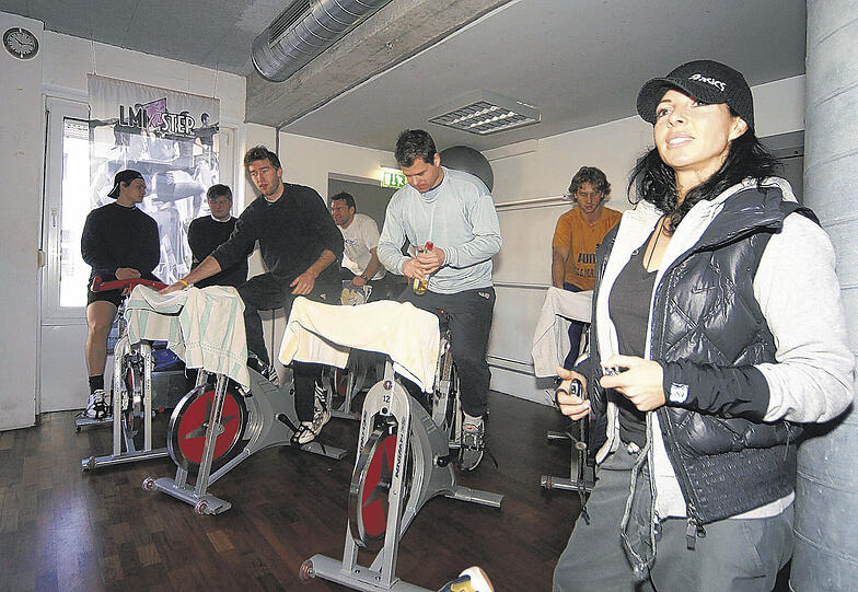 Miss Fitness mit Stoppuhr und Pfeife: Susan Malekpur Shirazi (r.) mit Rautert, EHC-Sprecher Zehm, Pell, Beslagic, Schröder und Barz (v.l.). Foto: Mike Schmalz