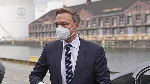 FDP-Chef Christian Lindner bei seiner Ankunft am Westhafen.