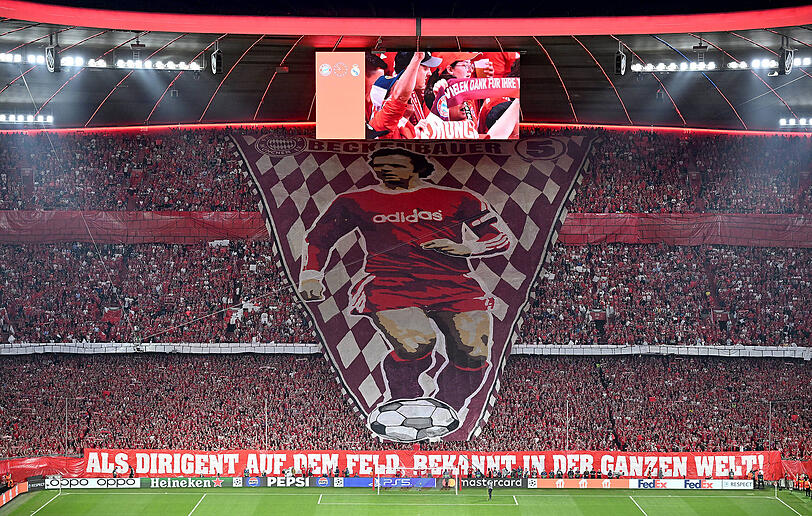 Die Bayern-Fans ehrten den verstorbenen Franz Beckenbauer vor dem Spiel gegen Real Madrid mit einer großen Choreo.