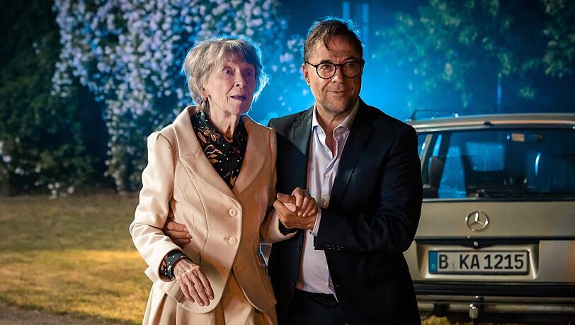 "Düstersee": Joachim Vernau (Jan Josef Liefers) geht mit seiner Mutter Hildegard Vernau (Elisabeth Schwarz) zum Krankenwagen.