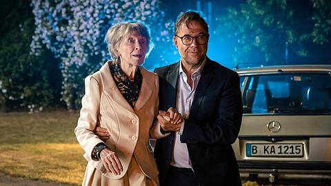 "Düstersee": Joachim Vernau (Jan Josef Liefers) geht mit seiner Mutter Hildegard Vernau (Elisabeth Schwarz) zum Krankenwagen.