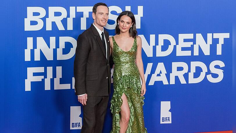 Michael Fassbender und Alicia Vikander Arm in Arm bei den British Independent Film Awards. Michael Fassbender und Alicia Vikander Arm in Arm bei den British Independent Film Awards.