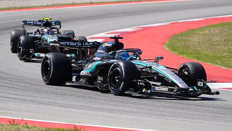 Im Mercedes-Stallduell muss George Russell (vorn) womöglich bald Kimi Russell die Vorfahrt gewähren. Im Mercedes-Stallduell muss George Russell (vorn) womöglich bald Kimi Russell die Vorfahrt gewähren.
