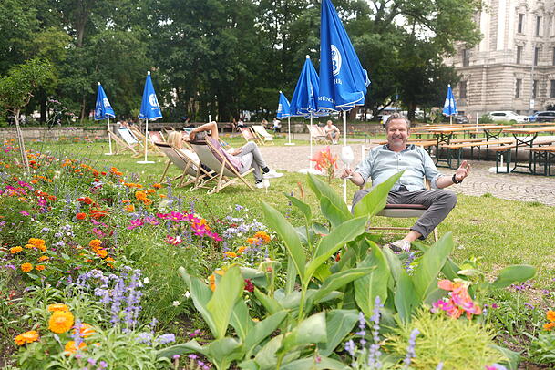 „Hier sitzt man wie in einer Postkarte“: Wirt Chris Lehner hat neben seinem Park Café wieder den Pop-up-Biergarten Neptunbrunnen aufgebaut. „Hier sitzt man wie in einer Postkarte“: Wirt Chris Lehner hat neben seinem Park Café wieder den Pop-up-Biergarten Neptunbrunnen aufgebaut.