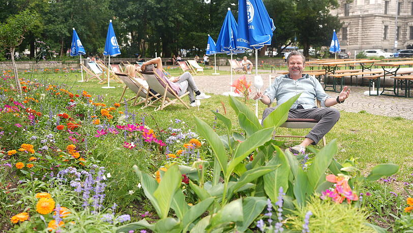 „Hier sitzt man wie in einer Postkarte“: Wirt Chris Lehner hat neben seinem Park Café wieder den Pop-up-Biergarten Neptunbrunnen aufgebaut. „Hier sitzt man wie in einer Postkarte“: Wirt Chris Lehner hat neben seinem Park Café wieder den Pop-up-Biergarten Neptunbrunnen aufgebaut.