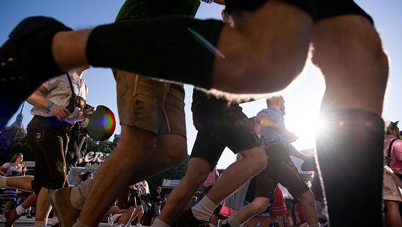 Auftakt zum Oktoberfest. Die ersten Wiesnbesucher rennen zu den Festzelten - zum Großteil in Lederhosen und Dirndl. (Archivbild) Auftakt zum Oktoberfest. Die ersten Wiesnbesucher rennen zu den Festzelten - zum Großteil in Lederhosen und Dirndl. (Archivbild)