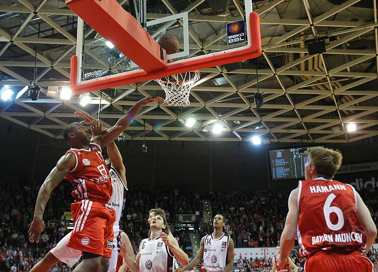 FC Bayern gegen die Phantoms Braunschweig: Die Promis zittern mit den Basketballern. Die Bilder