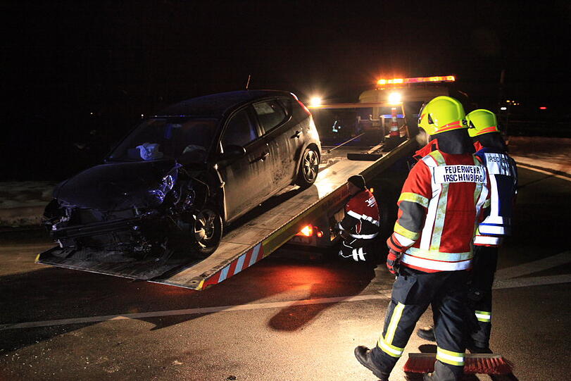 Auf dem Zubringer der A 8 Richtung Salzburg stoßen am Sonntagabend zwei Autos frontal zusammen. Vermutlich waren sie zu schnell unterwegs. Die Insassen werden glücklicherweise nur leicht verletzt.