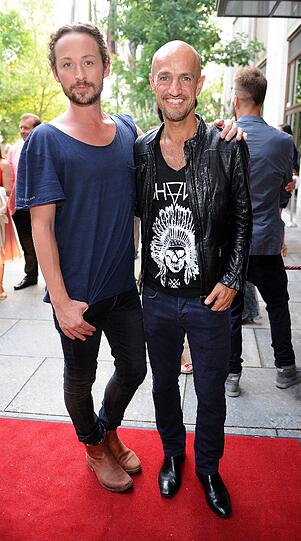 Der Designer (l.) im legeren Outfit und mit Modelagent Peyman Amin.