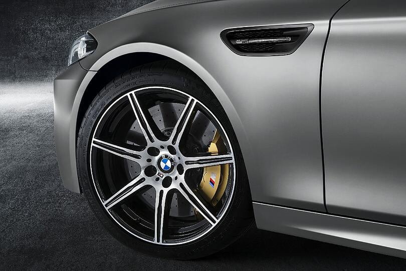 Ein besonderer Leckerbissen zum 30. Geburtstag des BMW M5: Der &bdquo;30 Jahre M5 &ldquo; ist
weltweit auf 300 Exemplare limitiert.