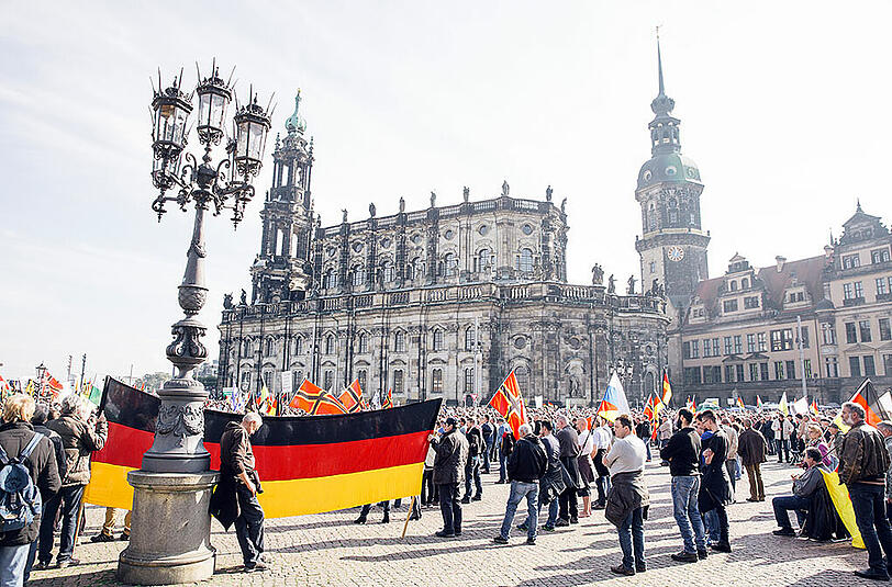 Wirmer-Flaggen und Deutschland-Fahnen: In Dresden begehen Pegida-Anhänger am Sonntag den zweiten Jahrestag der rechten Bewegung.