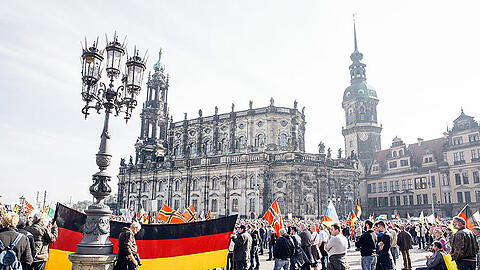 Wirmer-Flaggen und Deutschland-Fahnen: In Dresden begehen Pegida-Anhänger am Sonntag den zweiten Jahrestag der rechten Bewegung.