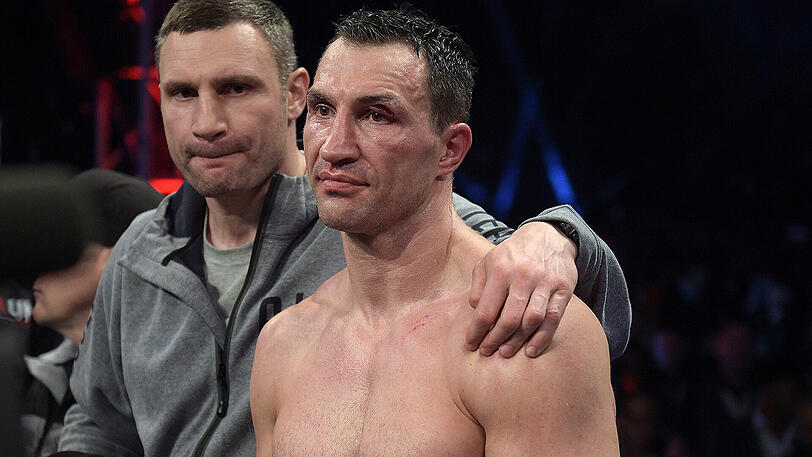 29.04.2017 - London: Klitschko vergibt die Chance, als fünfter Boxer nach Muhammad Ali, Lennox Lewis, Evander Holyfield und seinem Bruder Vitali zum dritten Mal Schwergewichts-Weltmeister zu werden. Er verliert gegen IBF-Champion Anthony Joshua aus Großbritannien durch technischen K.o. in der elften Runde. Bruder Vitali tröstet ihn danach.