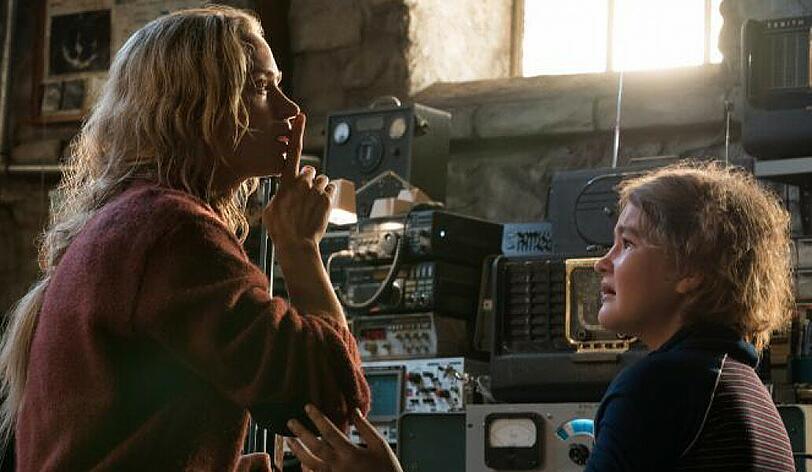 Nach einer Monsterinvasion sind die überlebenden Menschen gezwungen, in völliger Stille zu leben. So verständigen sich Evelyn (Emily Blunt, links) und ihre Tochter Regan (Millicent Simmonds) in Gebärdensprache.