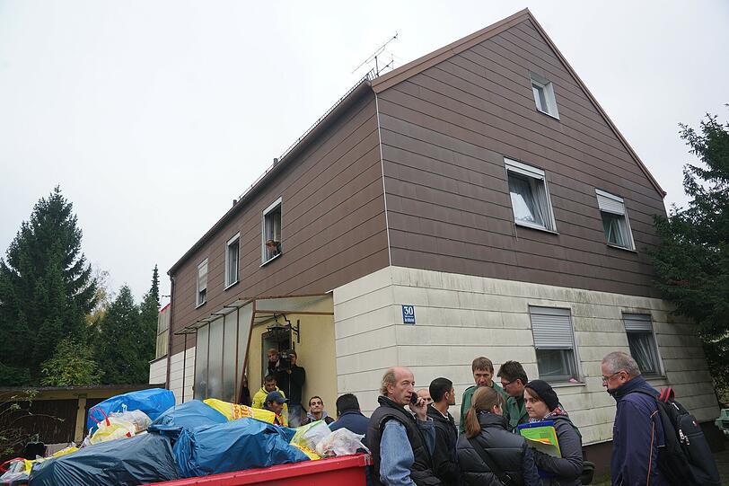 Lokalbaukommission, Feuerwehr, Polizei, Sozialreferat, Jugendfürsorge und auch das Referat für Umwelt und Gesundheit. Die Experten sahen sich um. Am Ende stand die Zwangsräumung. Im Dachgeschoss und auch im Keller darf niemand mehr wohnen.