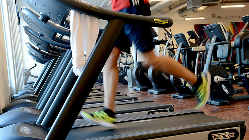 Während die Mitglieder im Fitnessstudio schwitzten, räumte der 21-Jährige die Spinde aus. (Symbolbild)