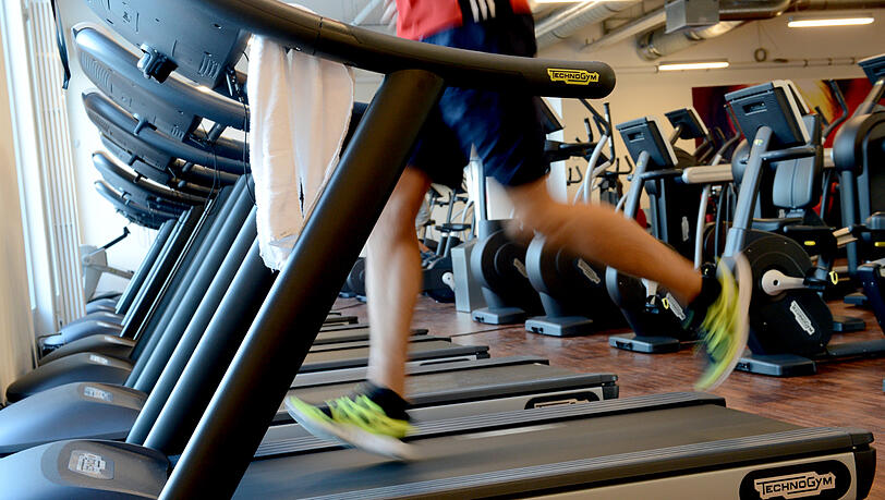 Während die Mitglieder im Fitnessstudio schwitzten, räumte der 21-Jährige die Spinde aus. (Symbolbild) Während die Mitglieder im Fitnessstudio schwitzten, räumte der 21-Jährige die Spinde aus. (Symbolbild)