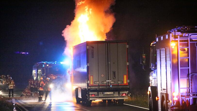 Der Lkw-Fahrer bemerkte die Brandentwicklung rechtzeitig und brachte sich in Sicherheit.