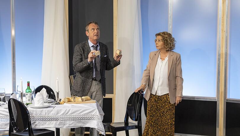 Französischer wird es nicht mehr: Ein Baguette, ein Ehepaar und ein großes Beziehungsproblem - Krystian Martinek und Michaela May in "Der Sittich".