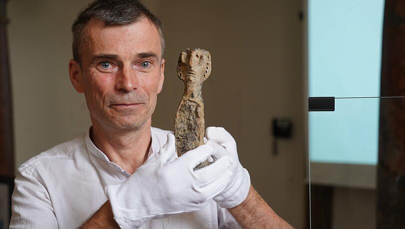 „Hervorragender Erhaltungszustand“: Restaurator Clemens Köhler vom Landesamt für Denkmalpflege mit der Tonfigur.