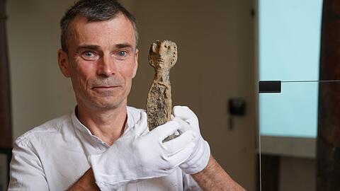 „Hervorragender Erhaltungszustand“: Restaurator Clemens Köhler vom Landesamt für Denkmalpflege mit der Tonfigur.