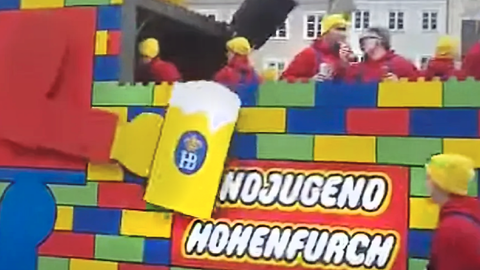 Auf dem mit Lego-Steinen geschmückten Umzugswagen der Landjugend Hohenfurch skandierten Feiernde rassistische Parolen.