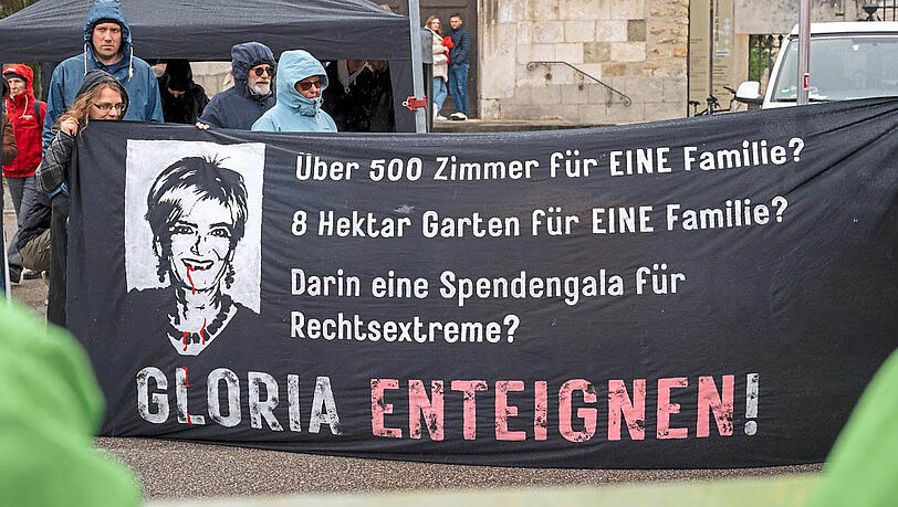 "Gloria enteignen!" – gemeint ist Gloria Fürstin von Thurn und Taxis. "Gloria enteignen!" – gemeint ist Gloria Fürstin von Thurn und Taxis.