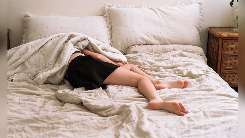 Die Gen Z feiert das sogenannte "Bed Rotting": tagelang im Bett liegen und die Welt ausblenden. Doch der Trend birgt auch Risiken. Die Gen Z feiert das sogenannte "Bed Rotting": tagelang im Bett liegen und die Welt ausblenden. Doch der Trend birgt auch Risiken.