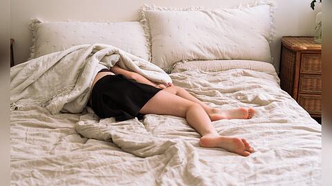 Die Gen Z feiert das sogenannte "Bed Rotting": tagelang im Bett liegen und die Welt ausblenden. Doch der Trend birgt auch Risiken.