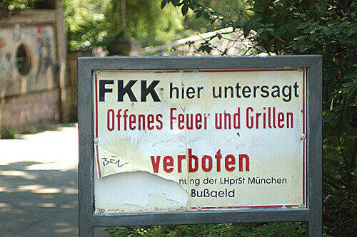 Nicht überall ist Freikörperkultur willkommen. Wer hier nackt auf offenem Feuer grillt muss zahlen.