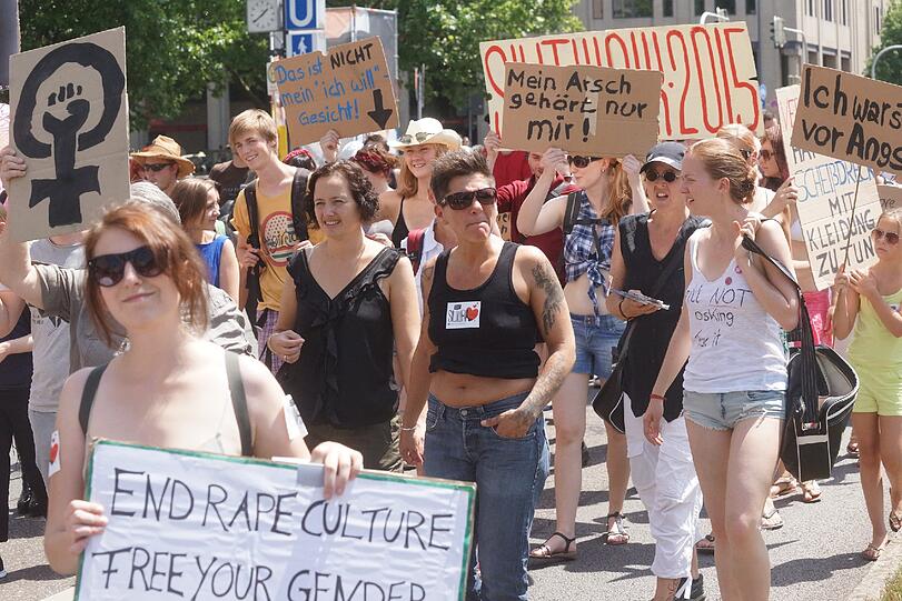 Am Samstag gingen beim "Slutwalk" hunderte Menschen auf die Straße. Er richtet sich gegen sexuelle Gewalt. Die Bilder!